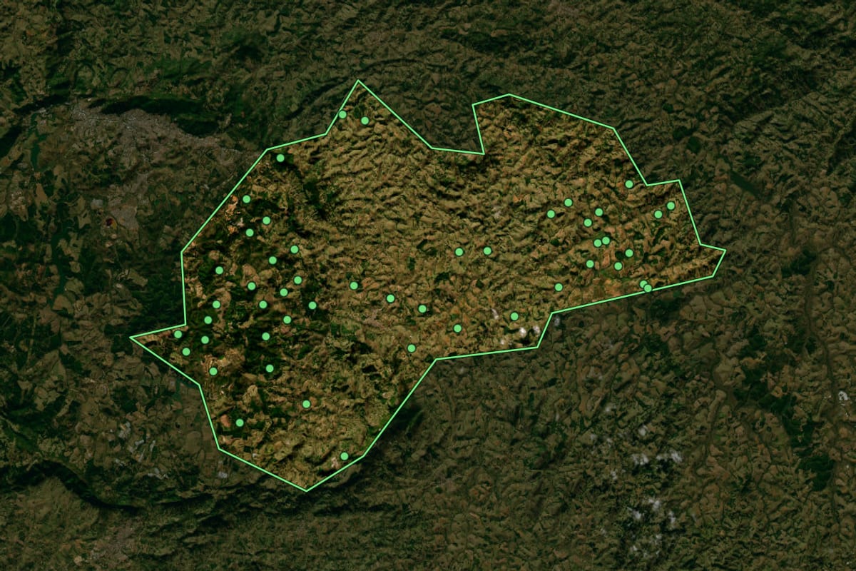 Imagem de satélite de Caldas (MG), com o contorno do município e a posição dos imóveis desta página.