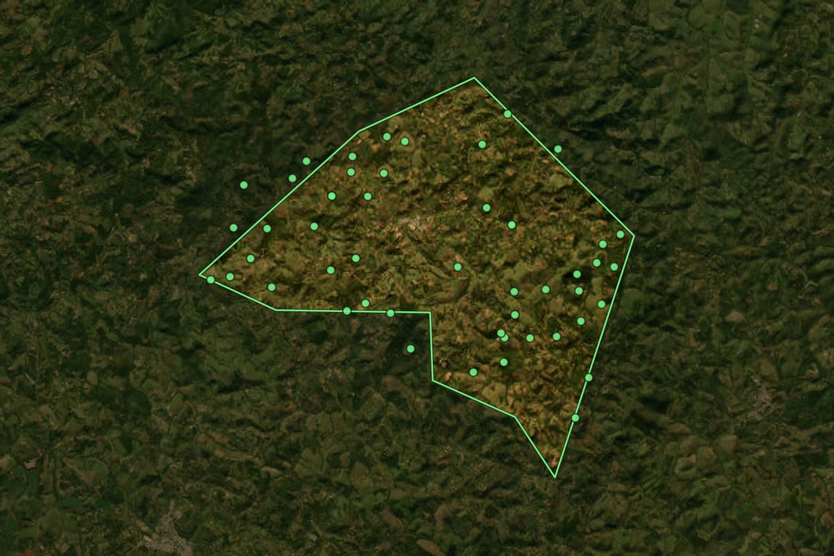 Imagem de satélite de Camacho (MG), com o contorno do município e a posição dos imóveis desta página.