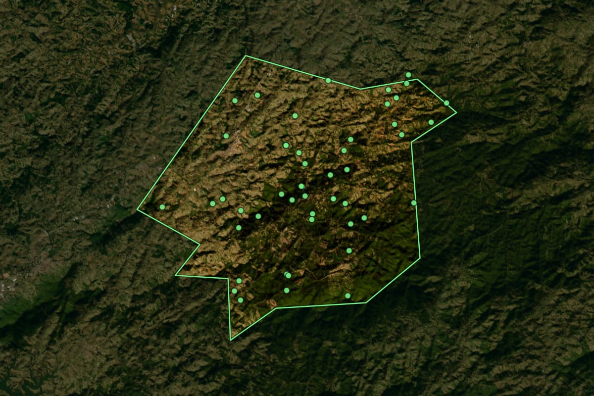 Imagem de satélite de Camanducaia (MG), com o contorno do município e a posição dos imóveis desta página.