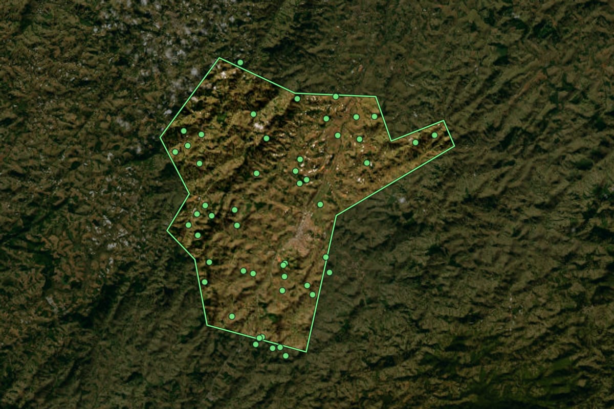 Imagem de satélite de Cambuí (MG), com o contorno do município e a posição dos imóveis desta página.