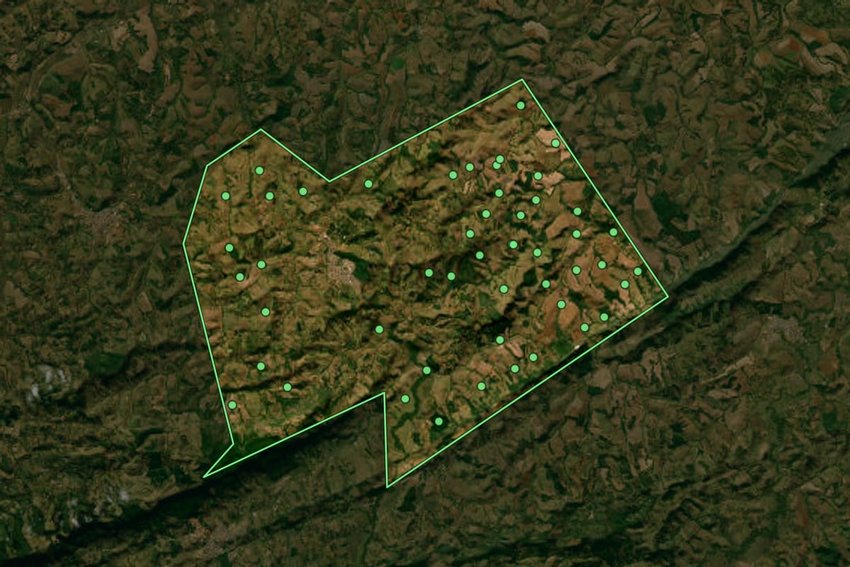 Imagem de satélite de Cambuquira (MG), com o contorno do município e a posição dos imóveis desta página.