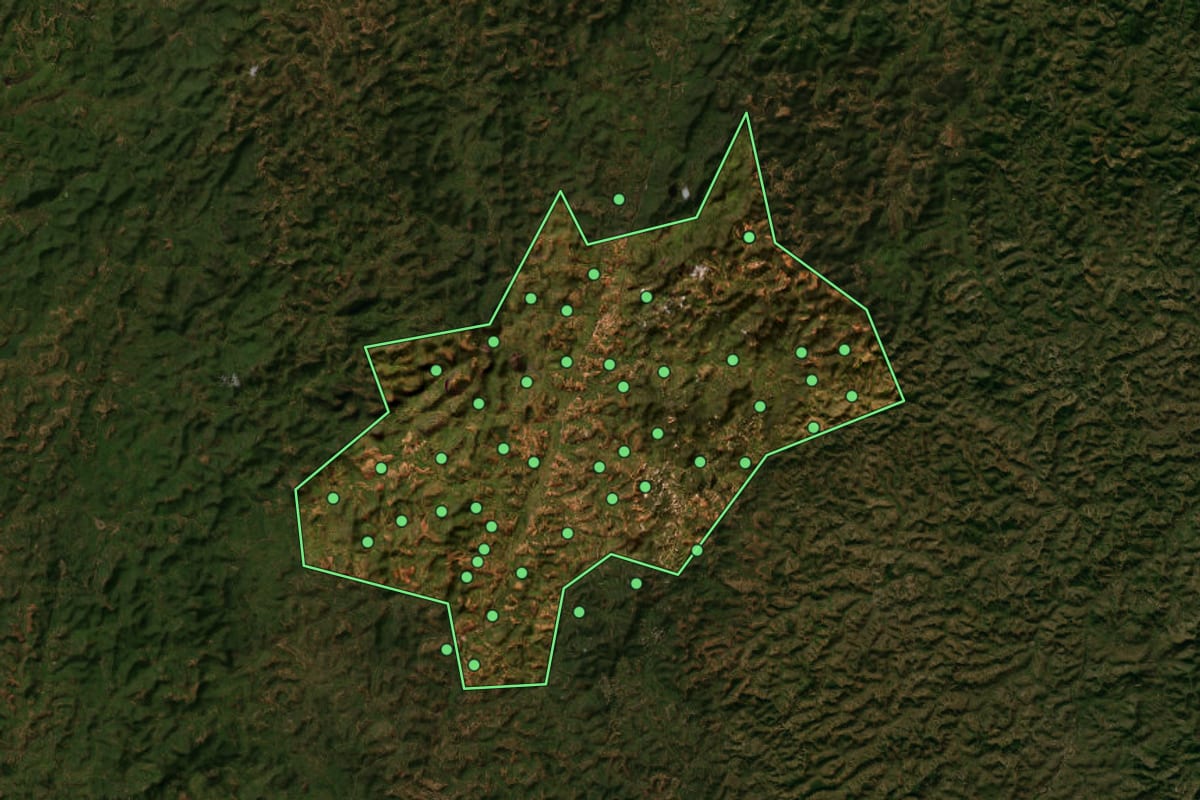 Imagem de satélite de Campanário (MG), com o contorno do município e a posição dos imóveis desta página.