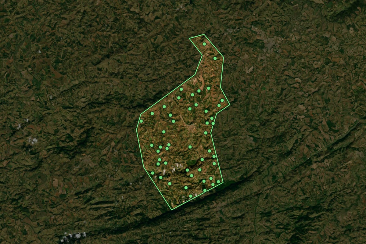 Imagem de satélite de Campanha (MG), com o contorno do município e a posição dos imóveis desta página.