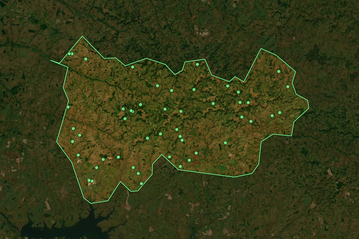 Imagem de satélite de Campina Verde (MG), com o contorno do município e a posição dos imóveis desta página.