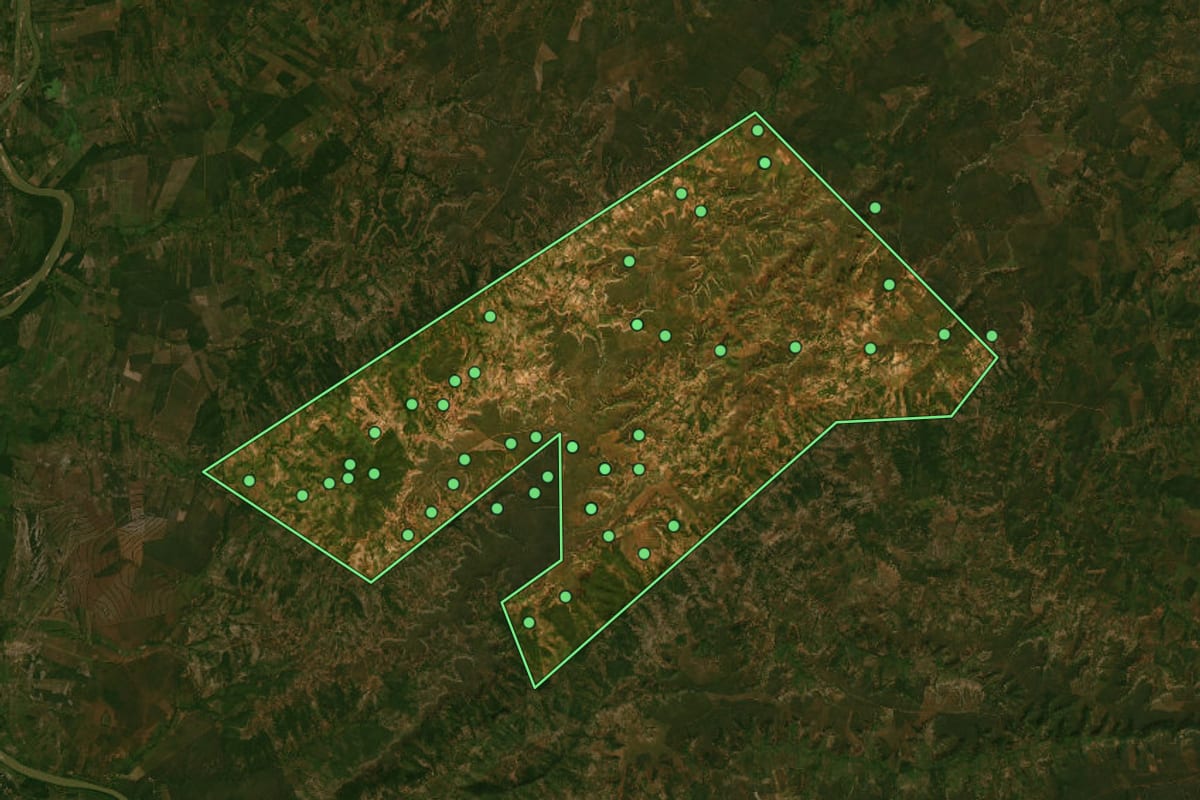 Imagem de satélite de Campo Azul (MG), com o contorno do município e a posição dos imóveis desta página.