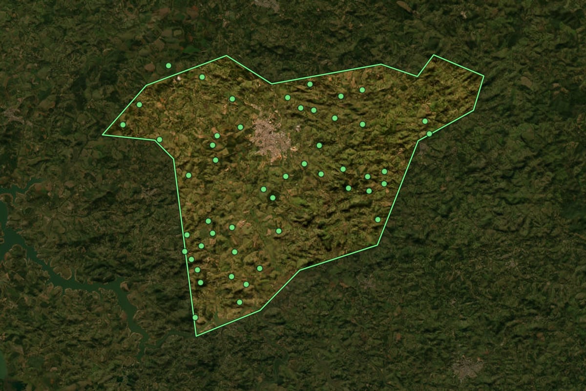 Imagem de satélite de Campo Belo (MG), com o contorno do município e a posição dos imóveis desta página.