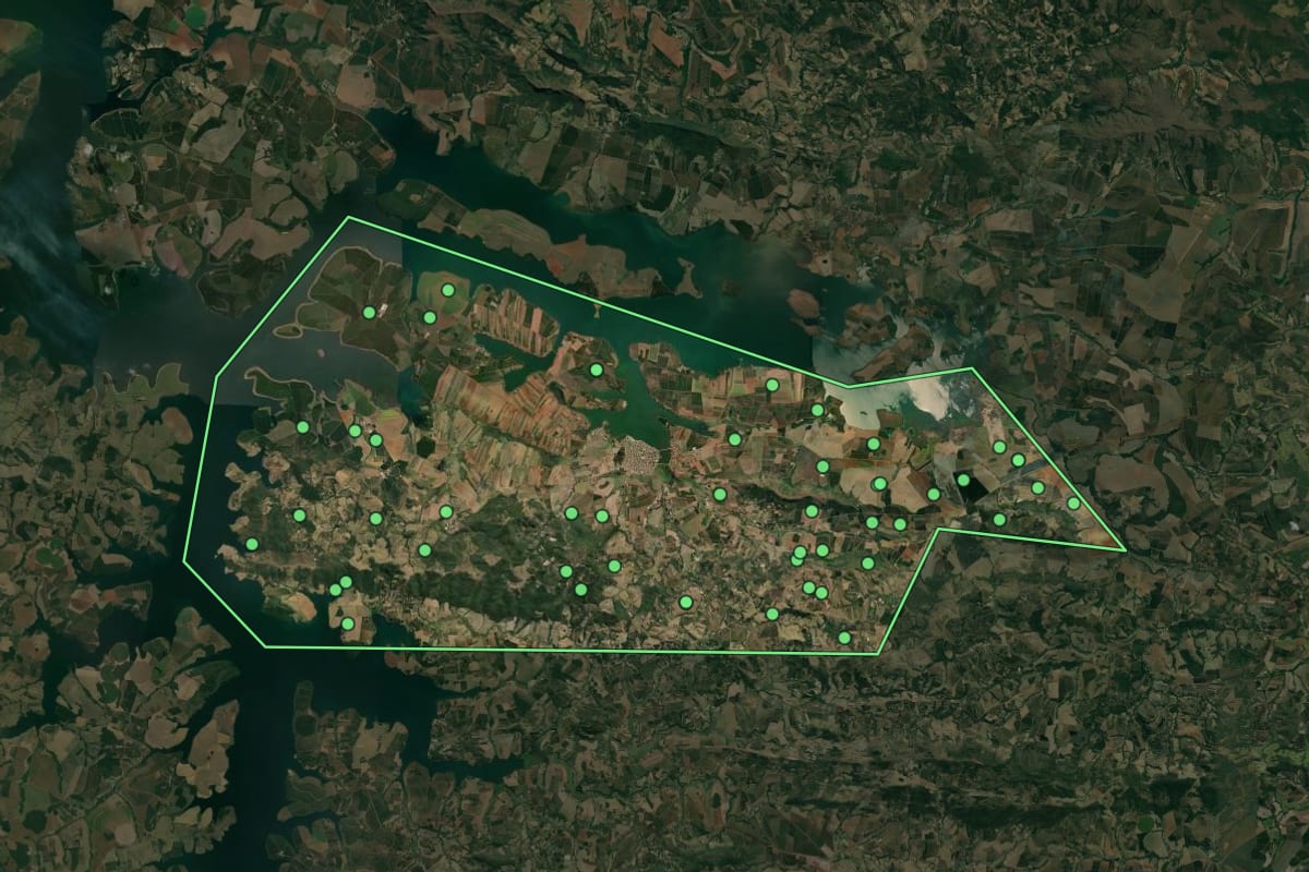 Imagem de satélite de Campo do Meio (MG), com o contorno do município e a posição dos imóveis desta página.