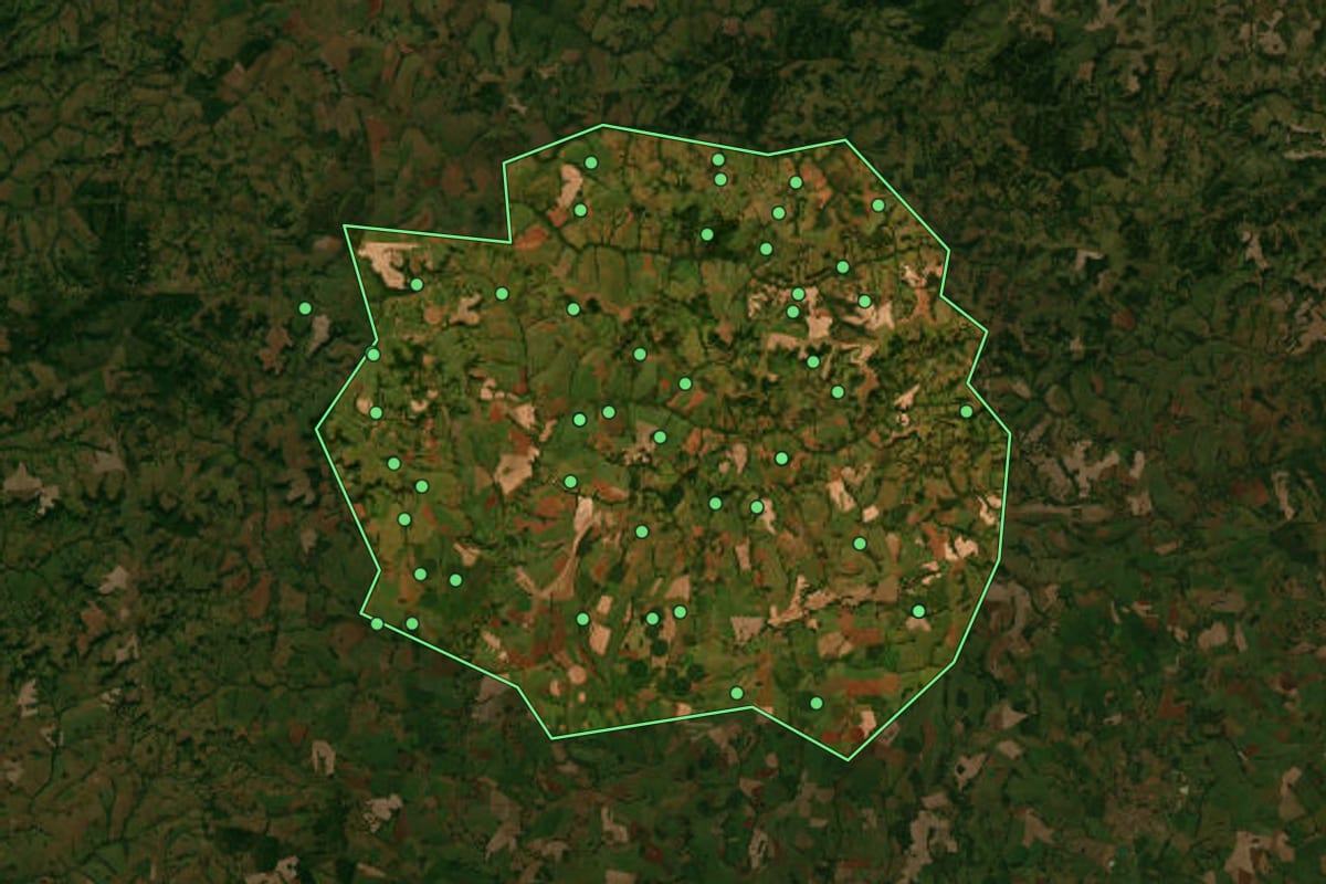Imagem de satélite de Campo Florido (MG), com o contorno do município e a posição dos imóveis desta página.