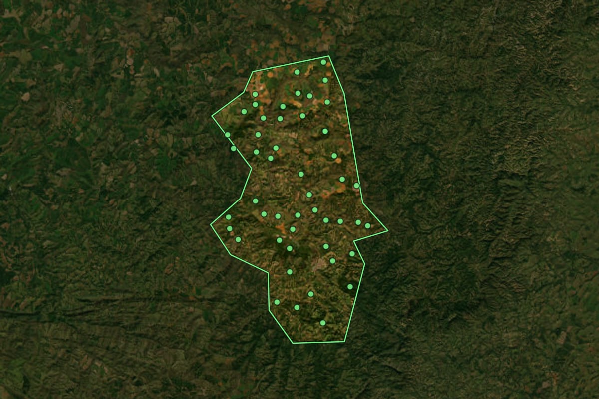 Imagem de satélite de Campos Altos (MG), com o contorno do município e a posição dos imóveis desta página.