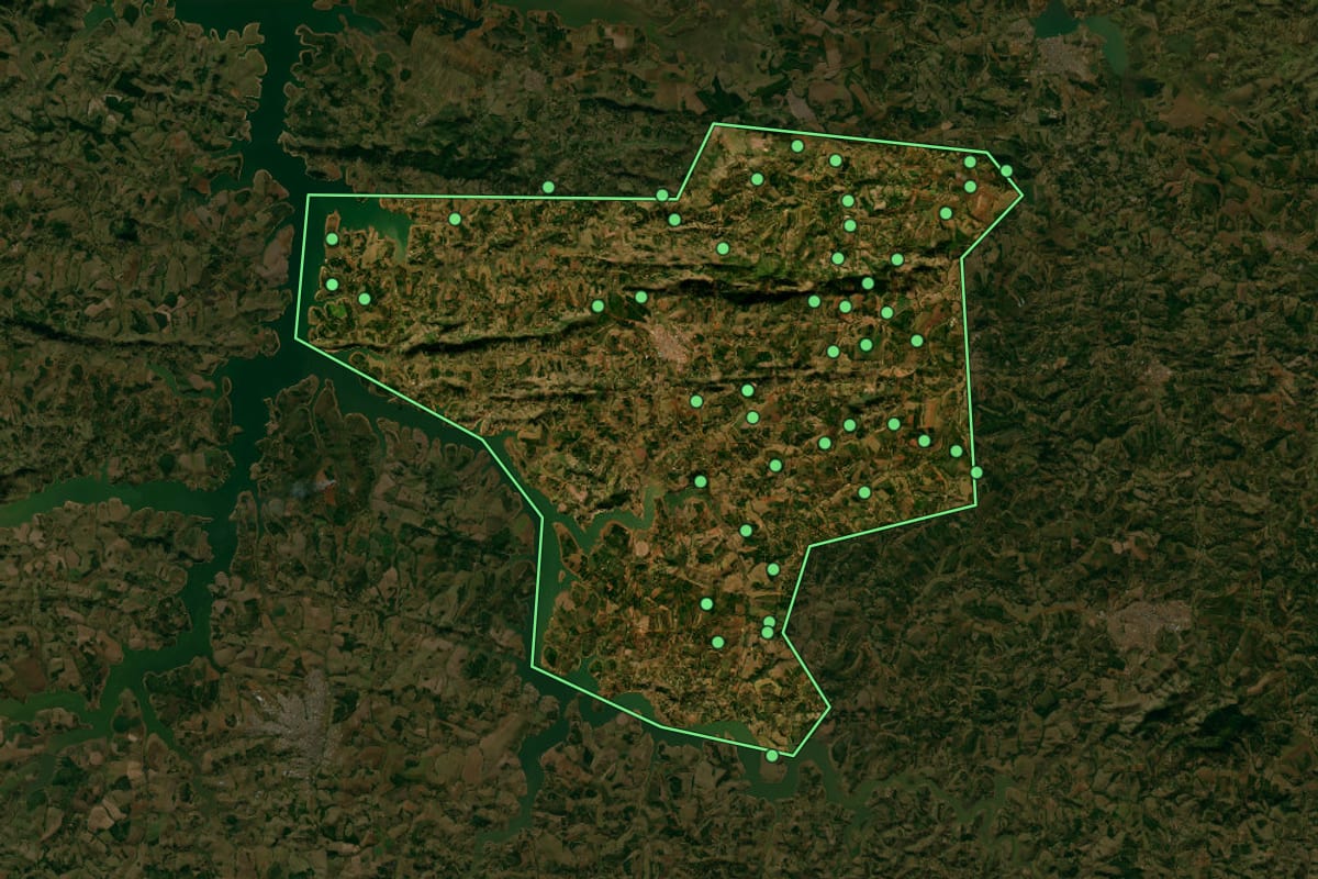 Imagem de satélite de Campos Gerais (MG), com o contorno do município e a posição dos imóveis desta página.