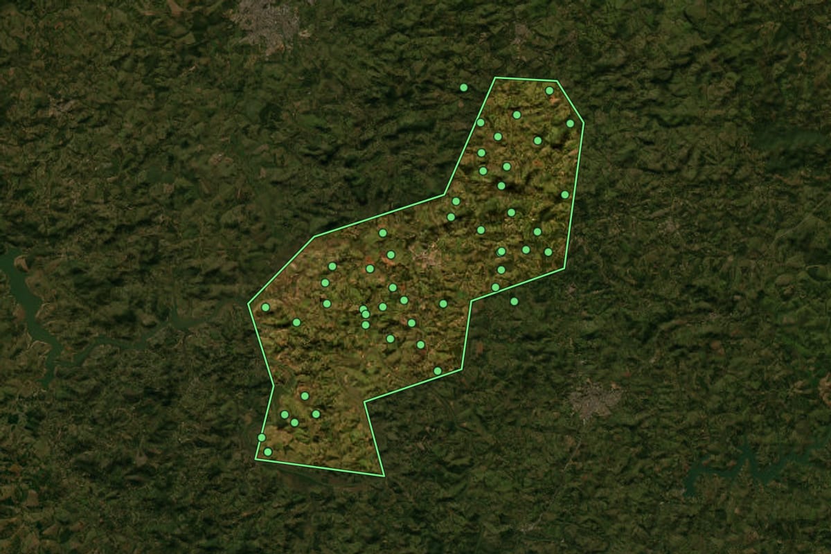 Imagem de satélite de Cana Verde (MG), com o contorno do município e a posição dos imóveis desta página.