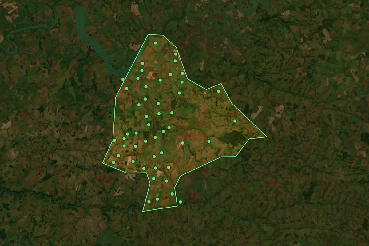 Imagem de satélite de Canápolis (MG), com o contorno do município e a posição dos imóveis desta página.