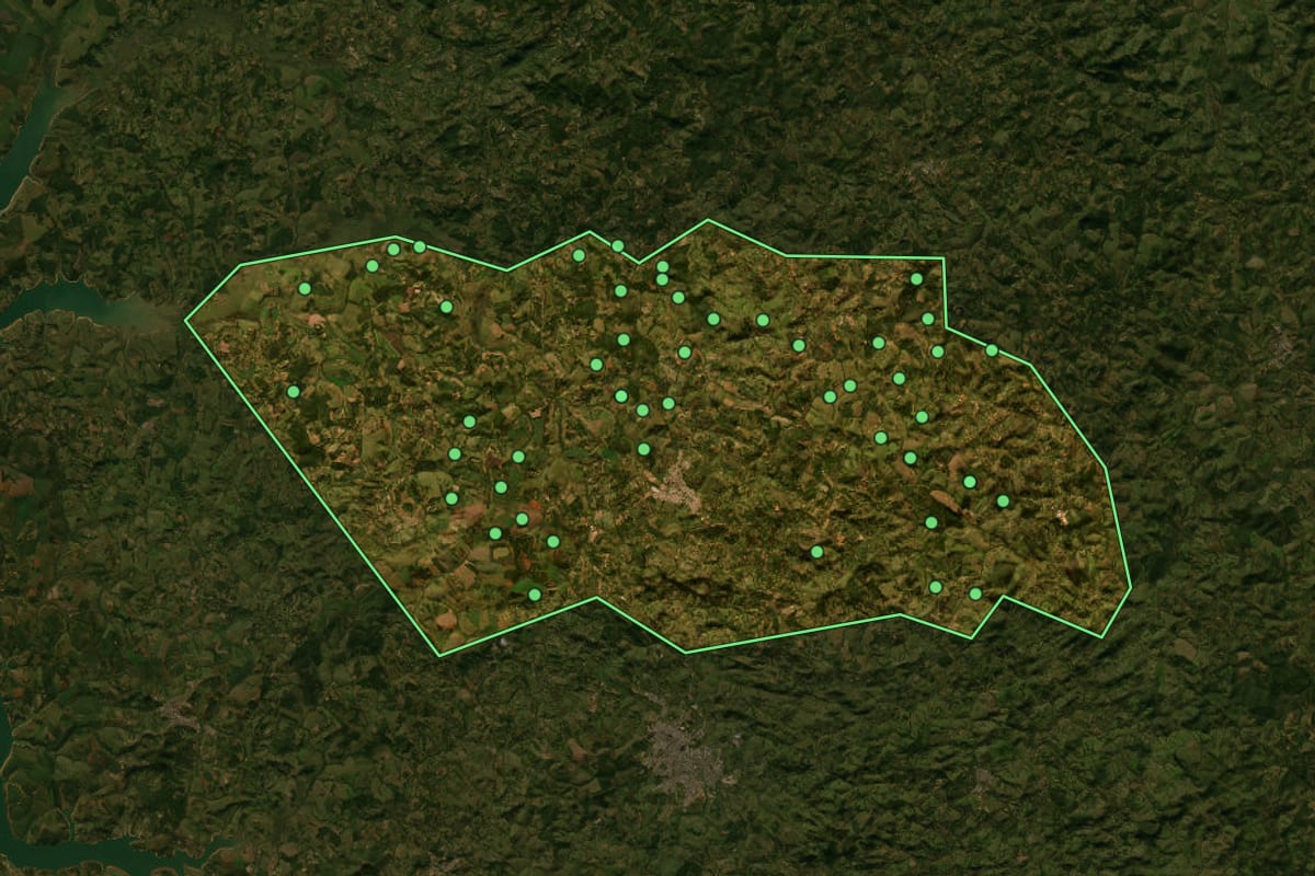 Imagem de satélite de Candeias (MG), com o contorno do município e a posição dos imóveis desta página.