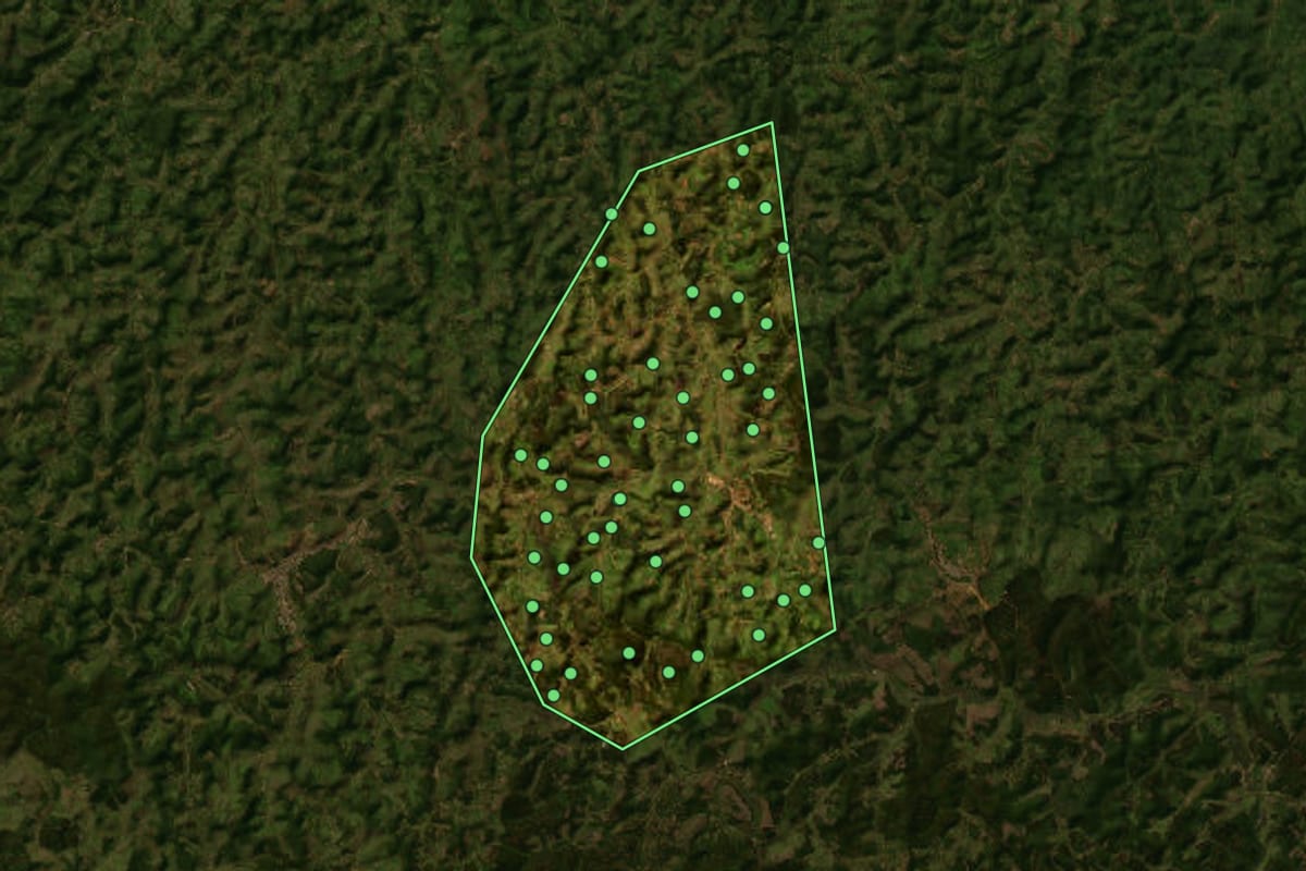 Imagem de satélite de Cantagalo (MG), com o contorno do município e a posição dos imóveis desta página.