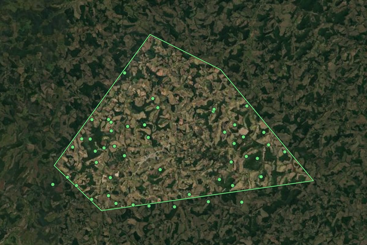 Imagem de satélite de Capela Nova (MG), com o contorno do município e a posição dos imóveis desta página.