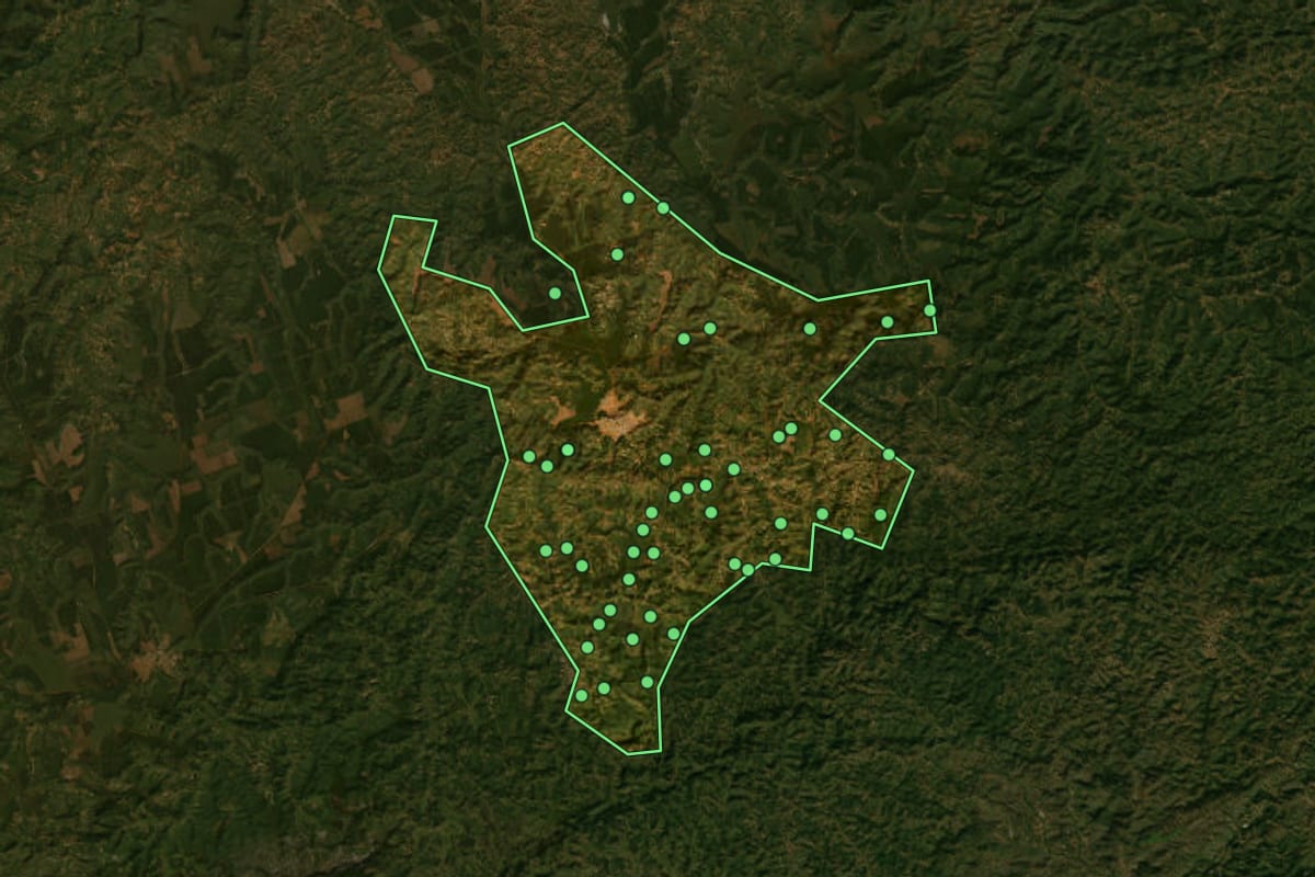 Imagem de satélite de Capelinha (MG), com o contorno do município e a posição dos imóveis desta página.