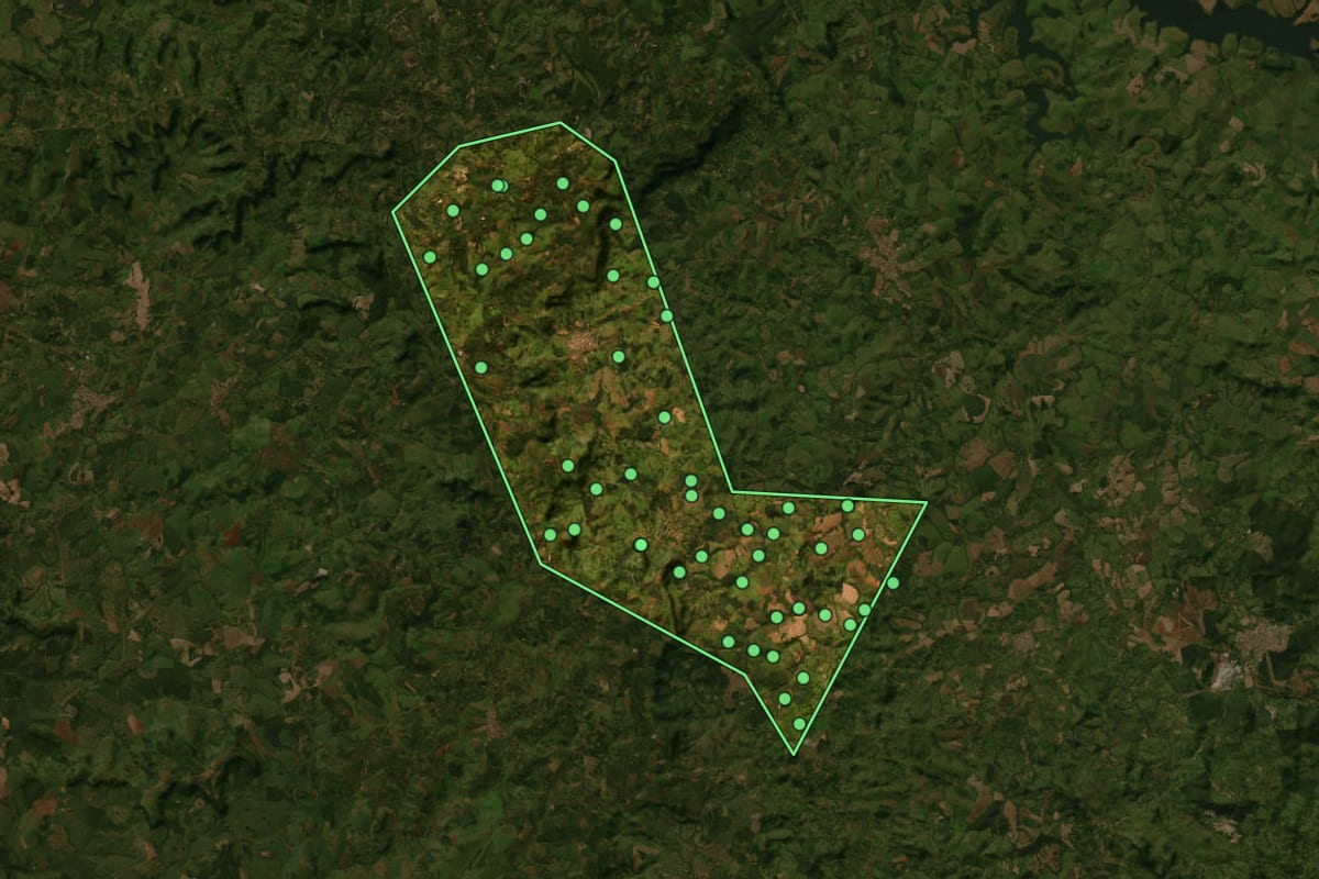 Imagem de satélite de Capetinga (MG), com o contorno do município e a posição dos imóveis desta página.