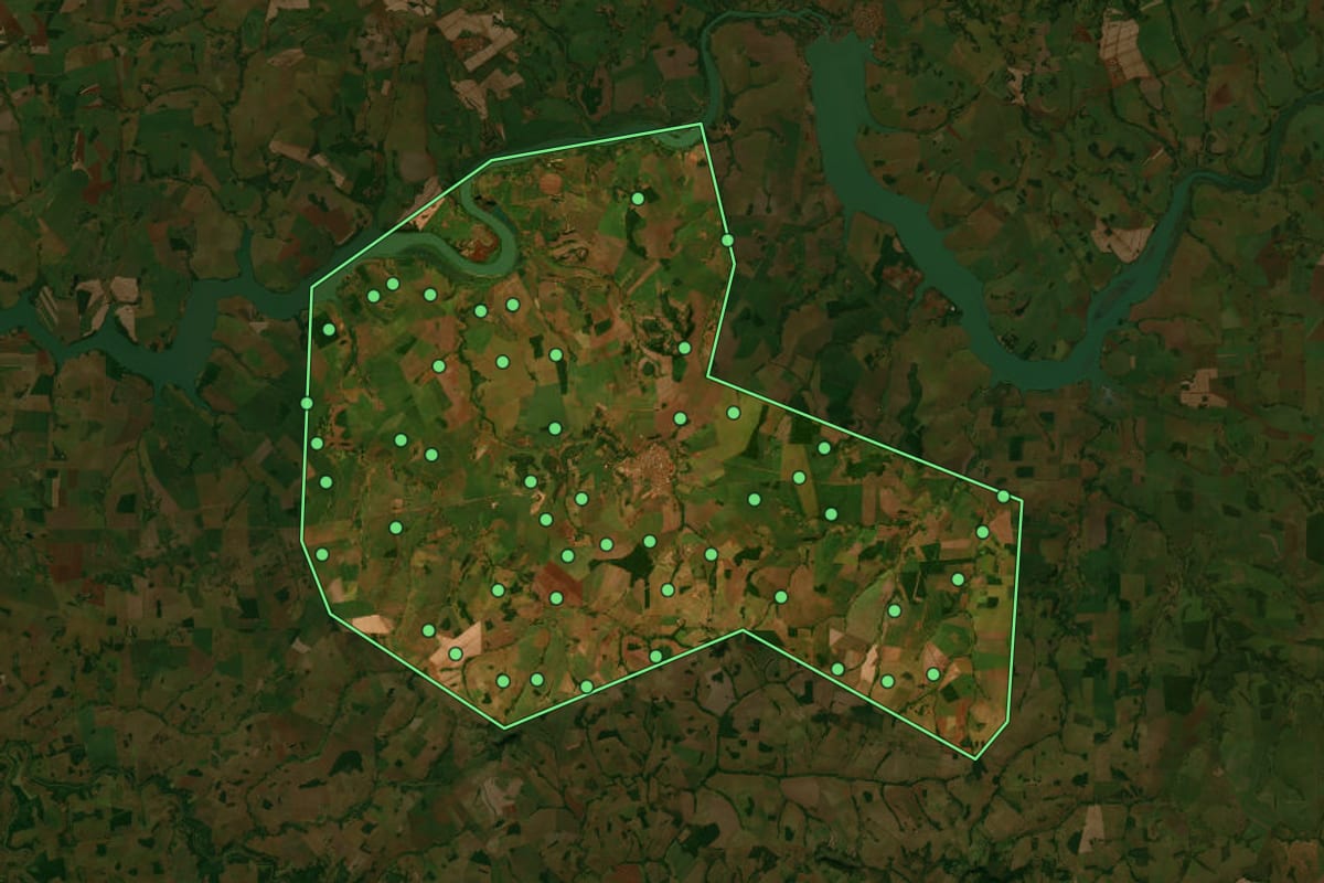 Imagem de satélite de Capinópolis (MG), com o contorno do município e a posição dos imóveis desta página.