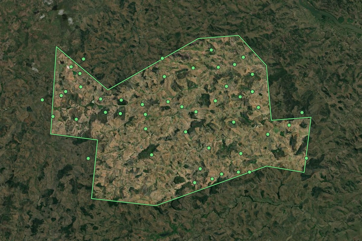Imagem de satélite de Capitão Andrade (MG), com o contorno do município e a posição dos imóveis desta página.