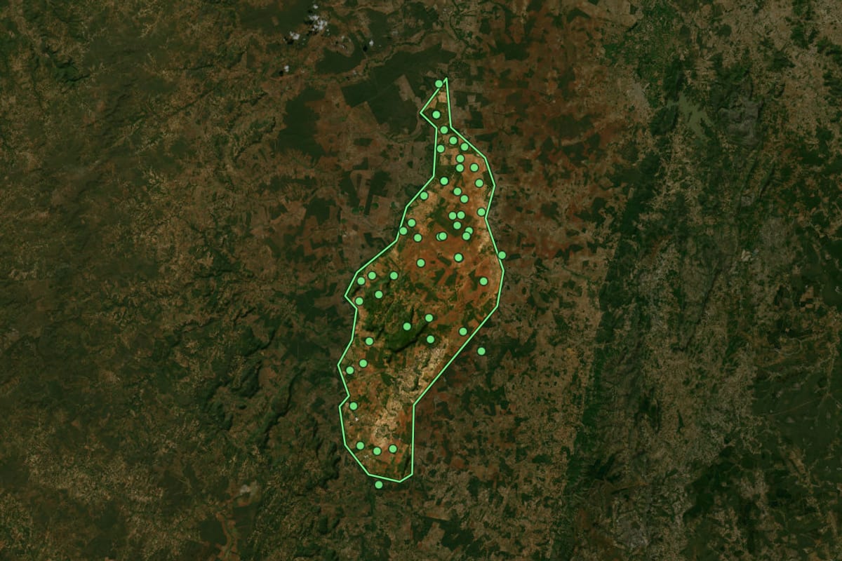Imagem de satélite de Capitão Enéas (MG), com o contorno do município e a posição dos imóveis desta página.