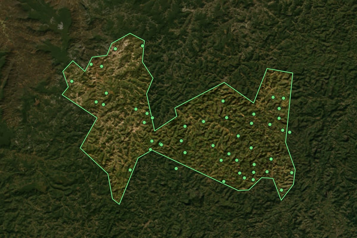 Imagem de satélite de Caraí (MG), com o contorno do município e a posição dos imóveis desta página.