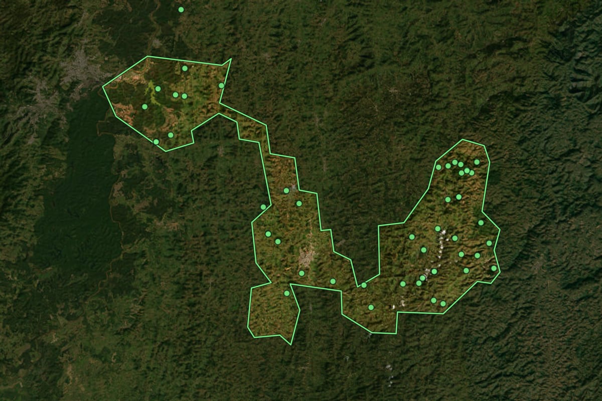 Imagem de satélite de Caratinga (MG), com o contorno do município e a posição dos imóveis desta página.