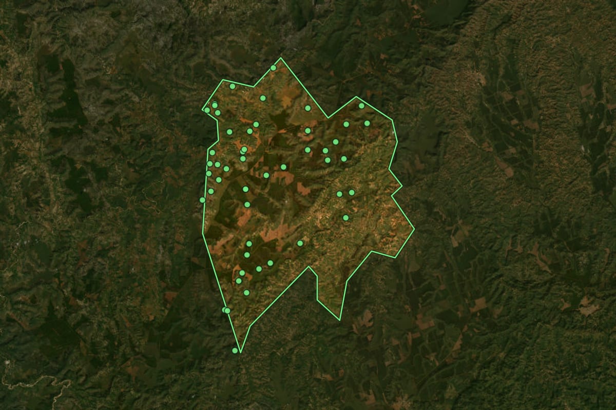 Imagem de satélite de Carbonita (MG), com o contorno do município e a posição dos imóveis desta página.