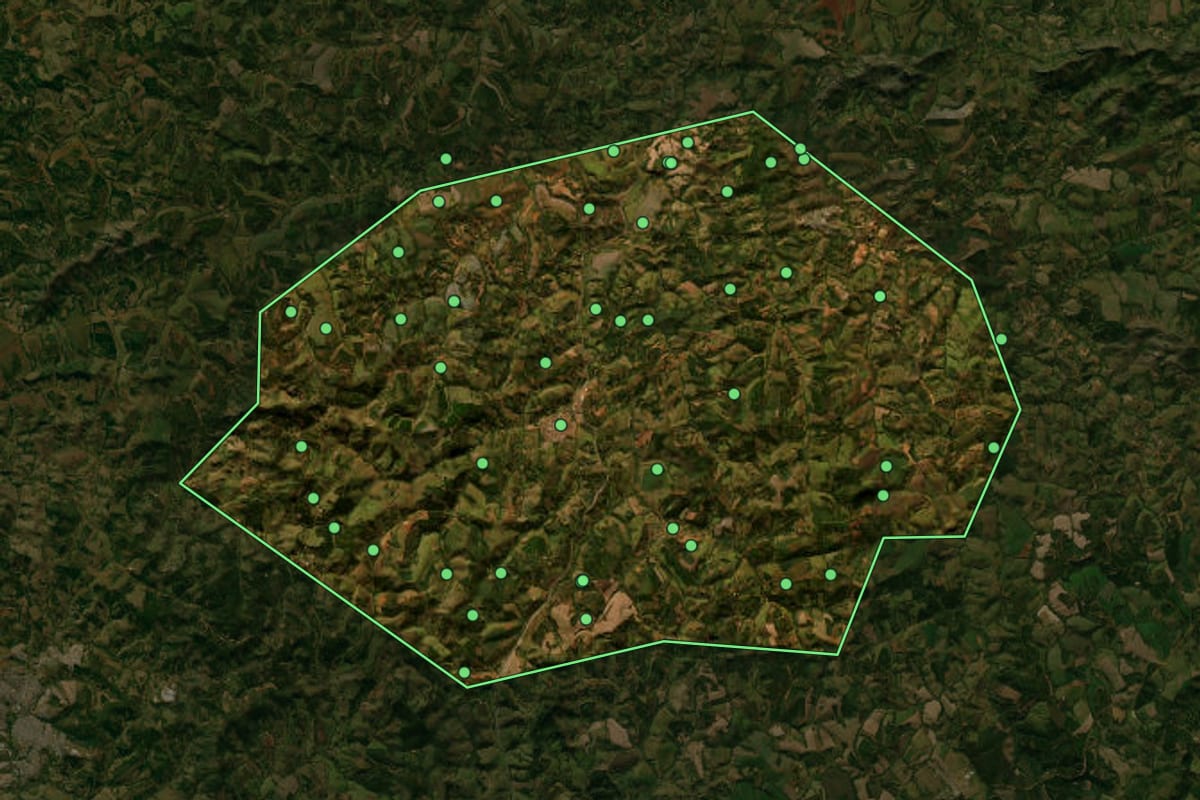 Imagem de satélite de Carmo da Cachoeira (MG), com o contorno do município e a posição dos imóveis desta página.