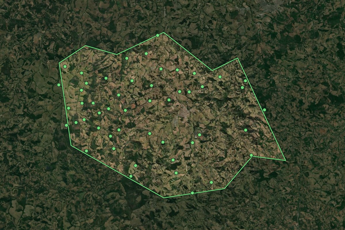Imagem de satélite de Carmo da Mata (MG), com o contorno do município e a posição dos imóveis desta página.