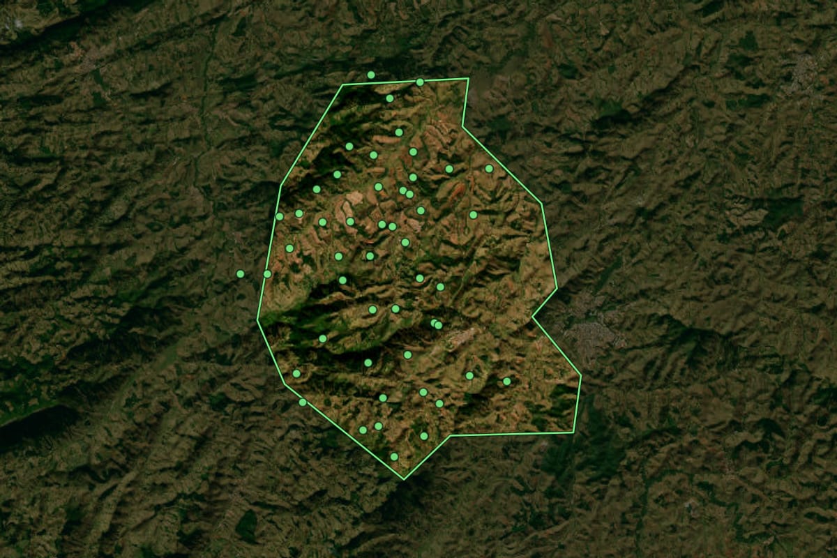 Imagem de satélite de Carmo de Minas (MG), com o contorno do município e a posição dos imóveis desta página.