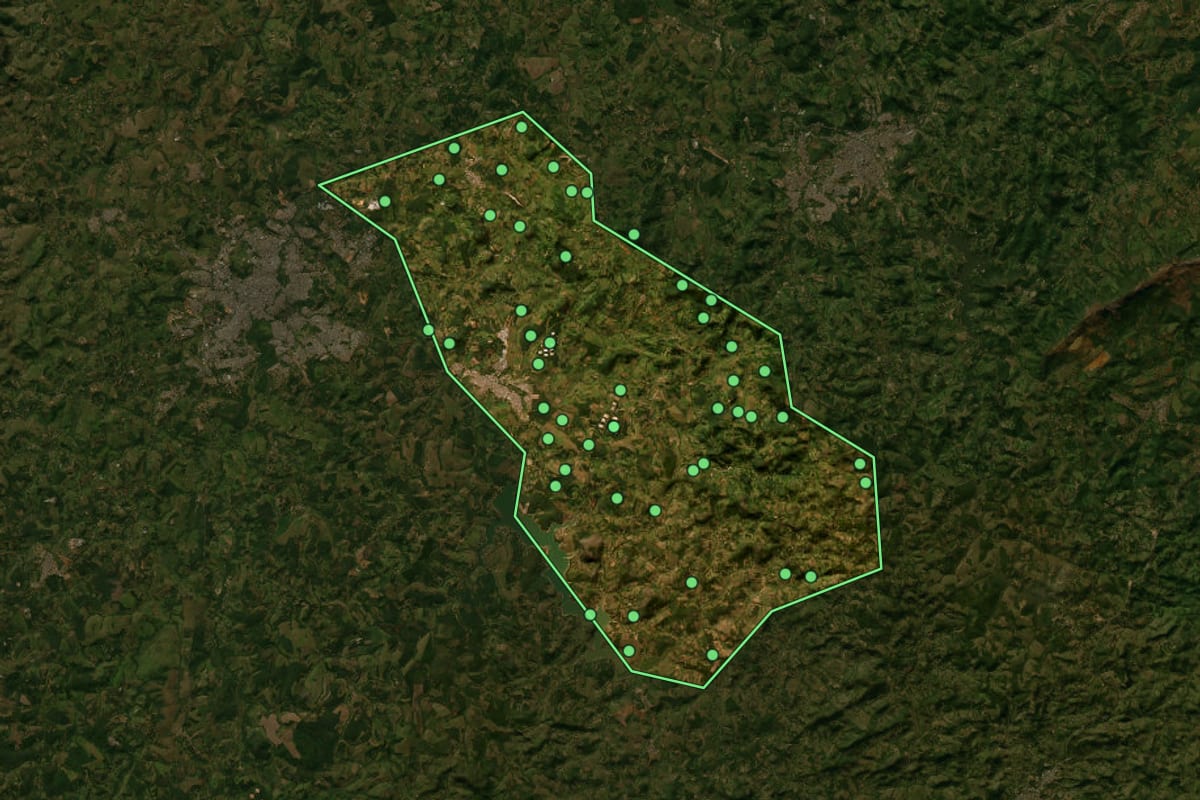 Imagem de satélite de Carmo do Cajuru (MG), com o contorno do município e a posição dos imóveis desta página.