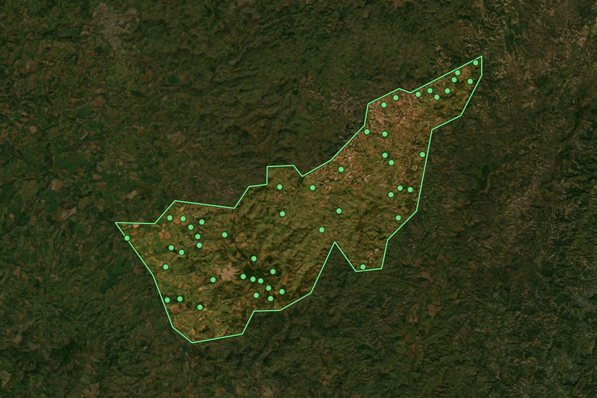 Imagem de satélite de Carmo do Paranaíba (MG), com o contorno do município e a posição dos imóveis desta página.