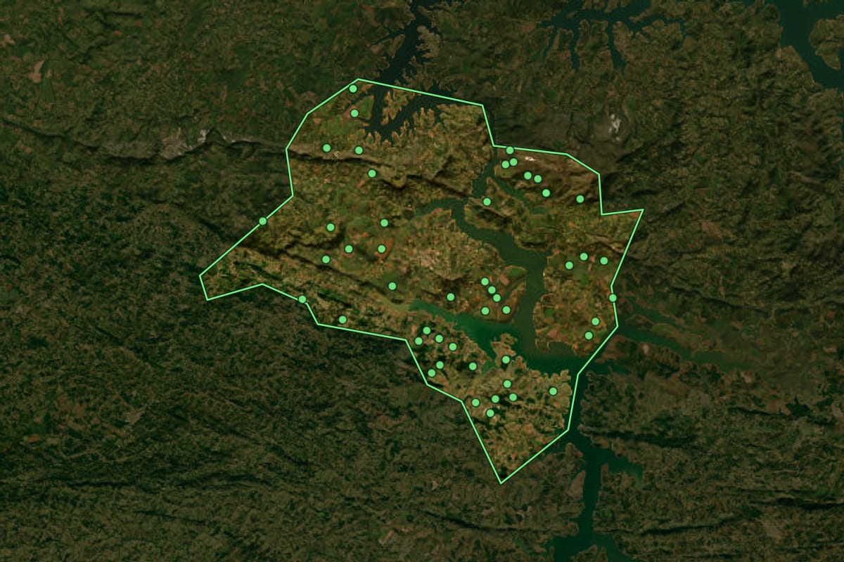 Imagem de satélite de Carmo do Rio Claro (MG), com o contorno do município e a posição dos imóveis desta página.