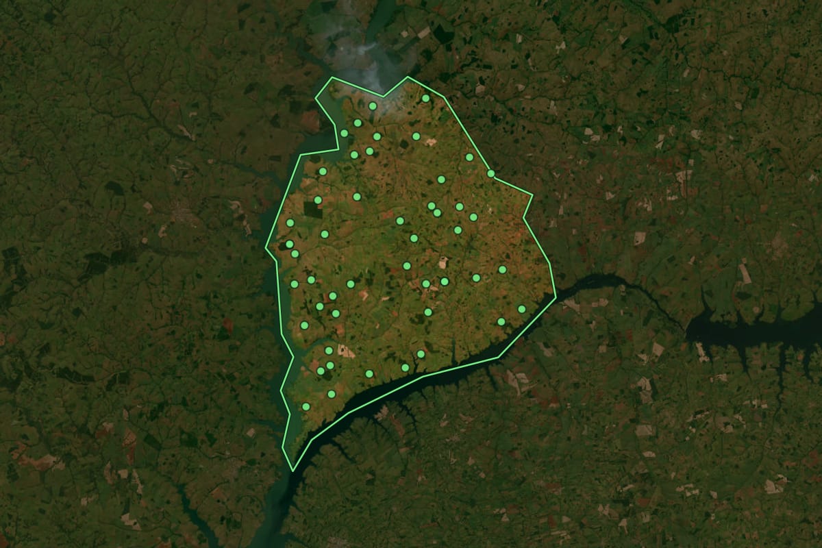 Imagem de satélite de Carneirinho (MG), com o contorno do município e a posição dos imóveis desta página.