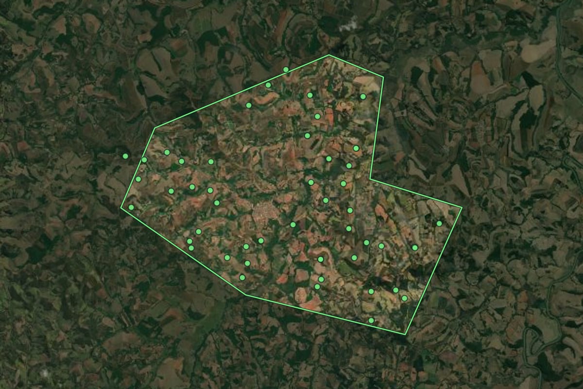 Imagem de satélite de Carvalhópolis (MG), com o contorno do município e a posição dos imóveis desta página.