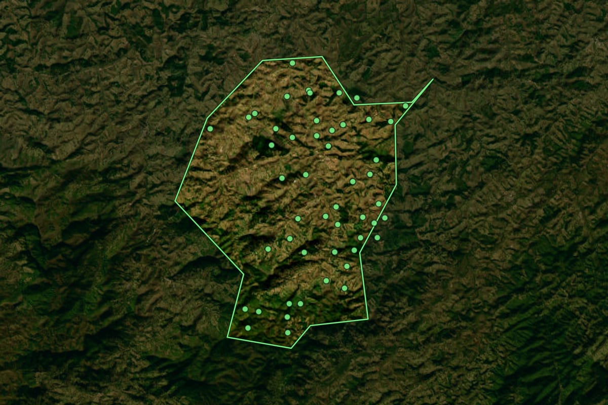 Imagem de satélite de Carvalhos (MG), com o contorno do município e a posição dos imóveis desta página.