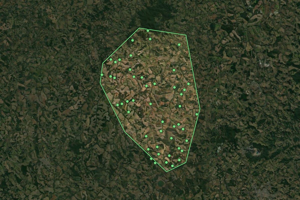 Imagem de satélite de Casa Grande (MG), com o contorno do município e a posição dos imóveis desta página.