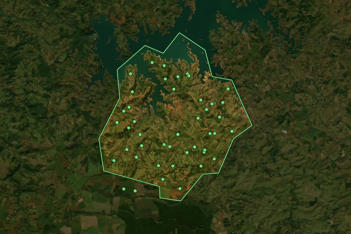 Imagem de satélite de Cascalho Rico (MG), com o contorno do município e a posição dos imóveis desta página.