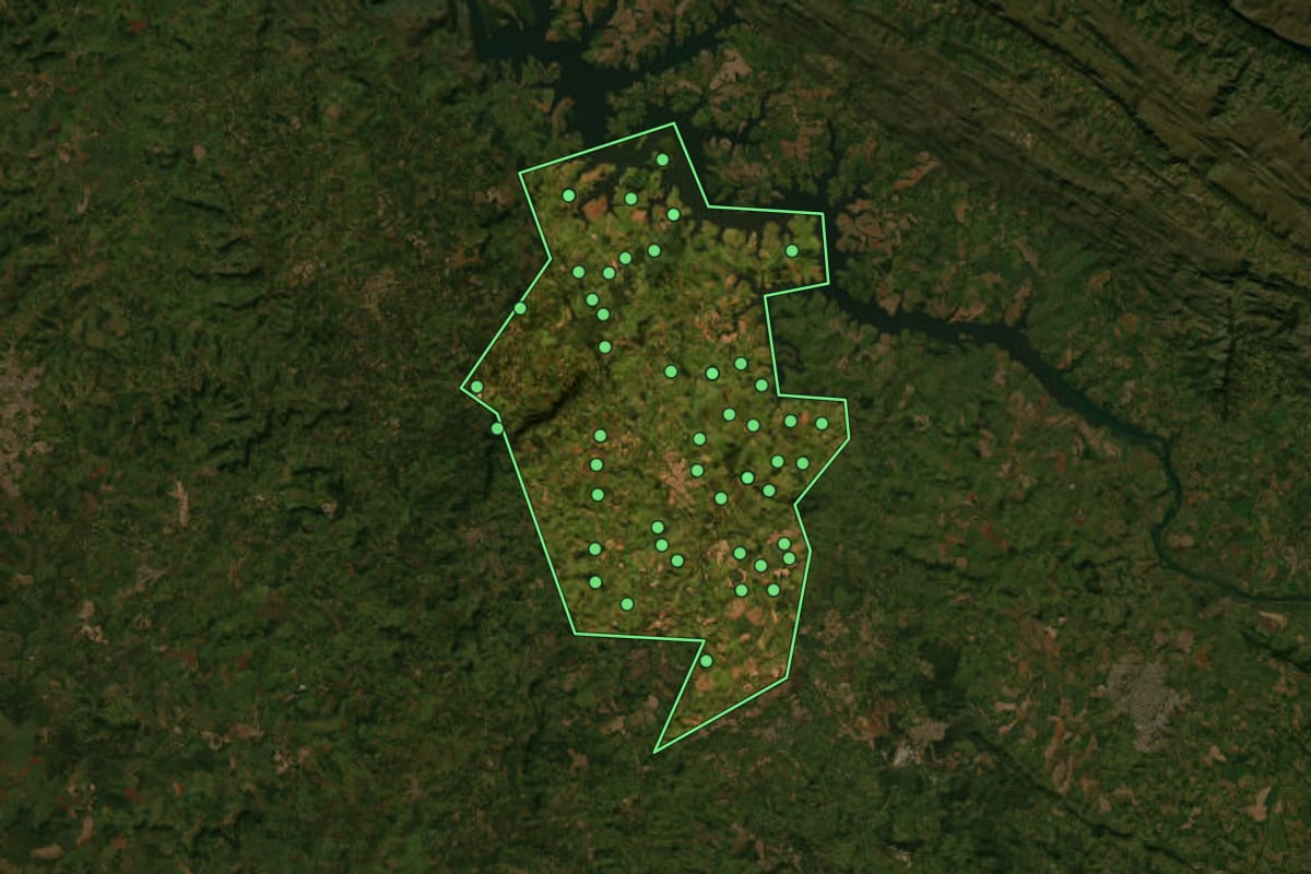 Imagem de satélite de Cássia (MG), com o contorno do município e a posição dos imóveis desta página.
