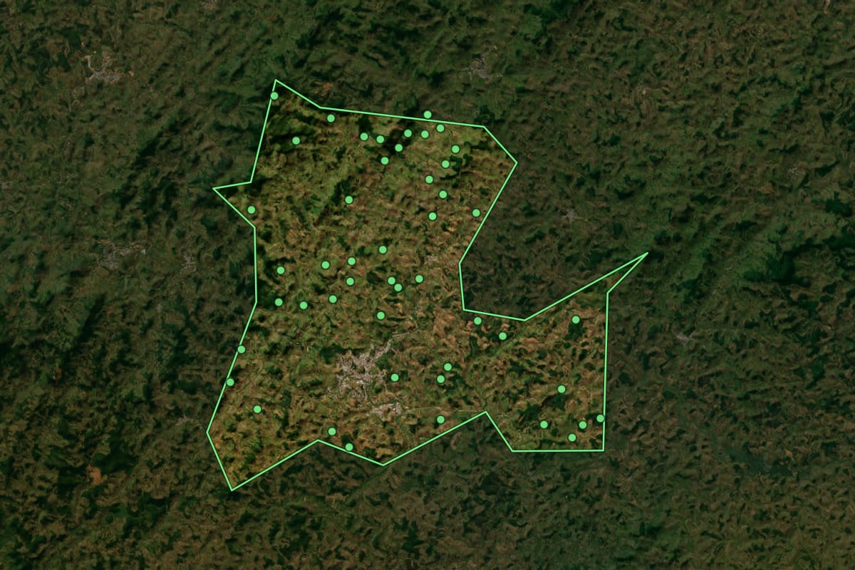 Imagem de satélite de Cataguases (MG), com o contorno do município e a posição dos imóveis desta página.