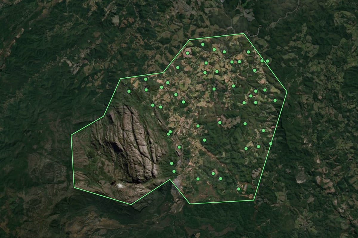 Imagem de satélite de Catas Altas (MG), com o contorno do município e a posição dos imóveis desta página.