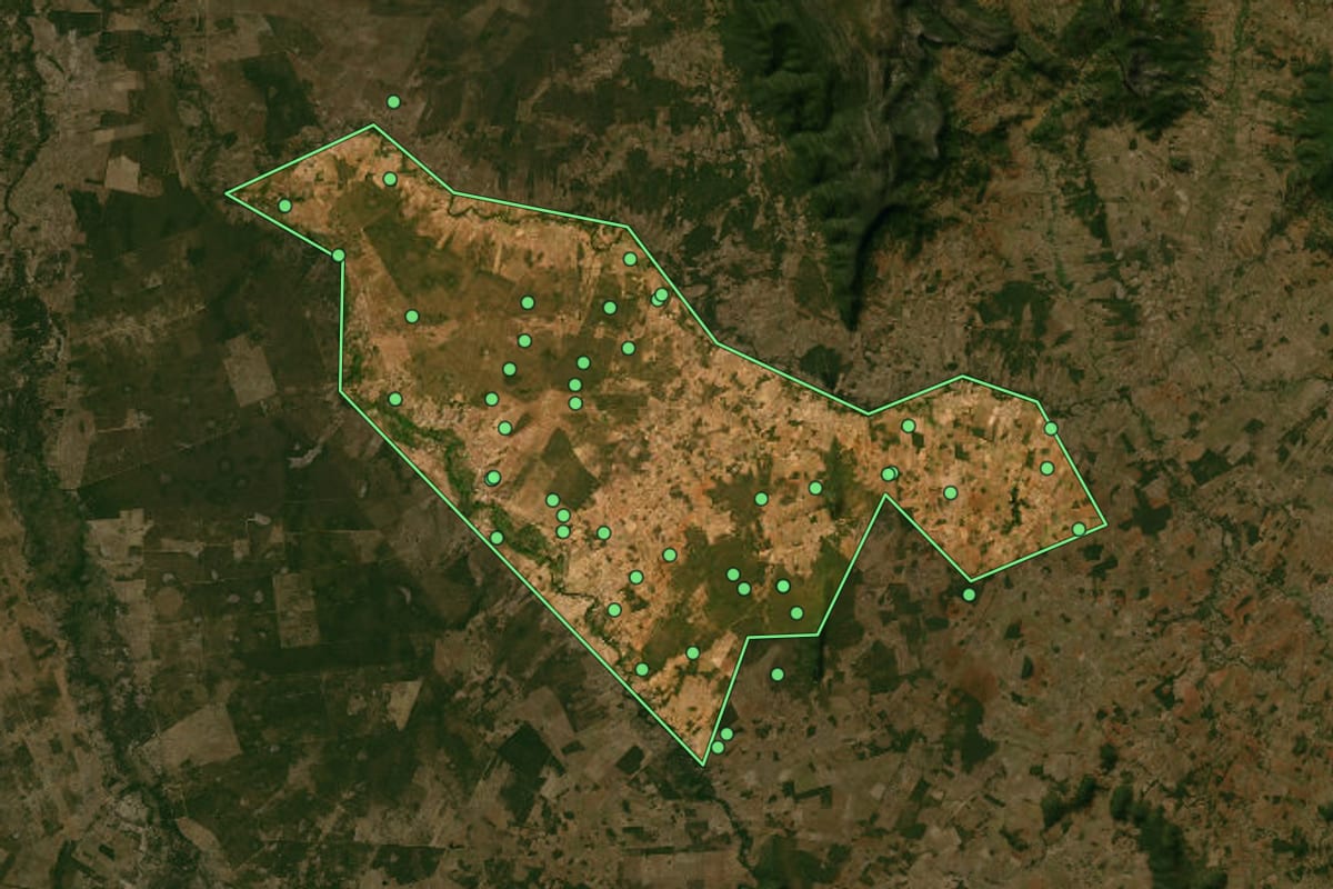 Imagem de satélite de Catuti (MG), com o contorno do município e a posição dos imóveis desta página.
