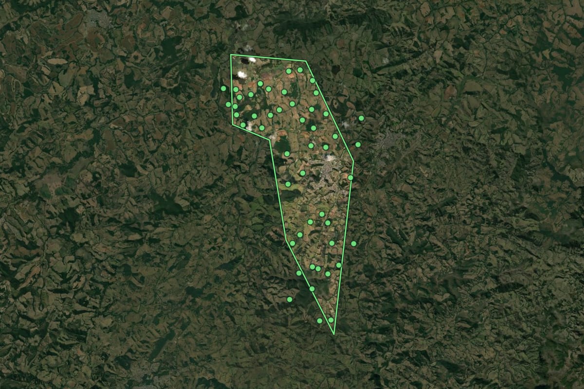Imagem de satélite de Caxambu (MG), com o contorno do município e a posição dos imóveis desta página.