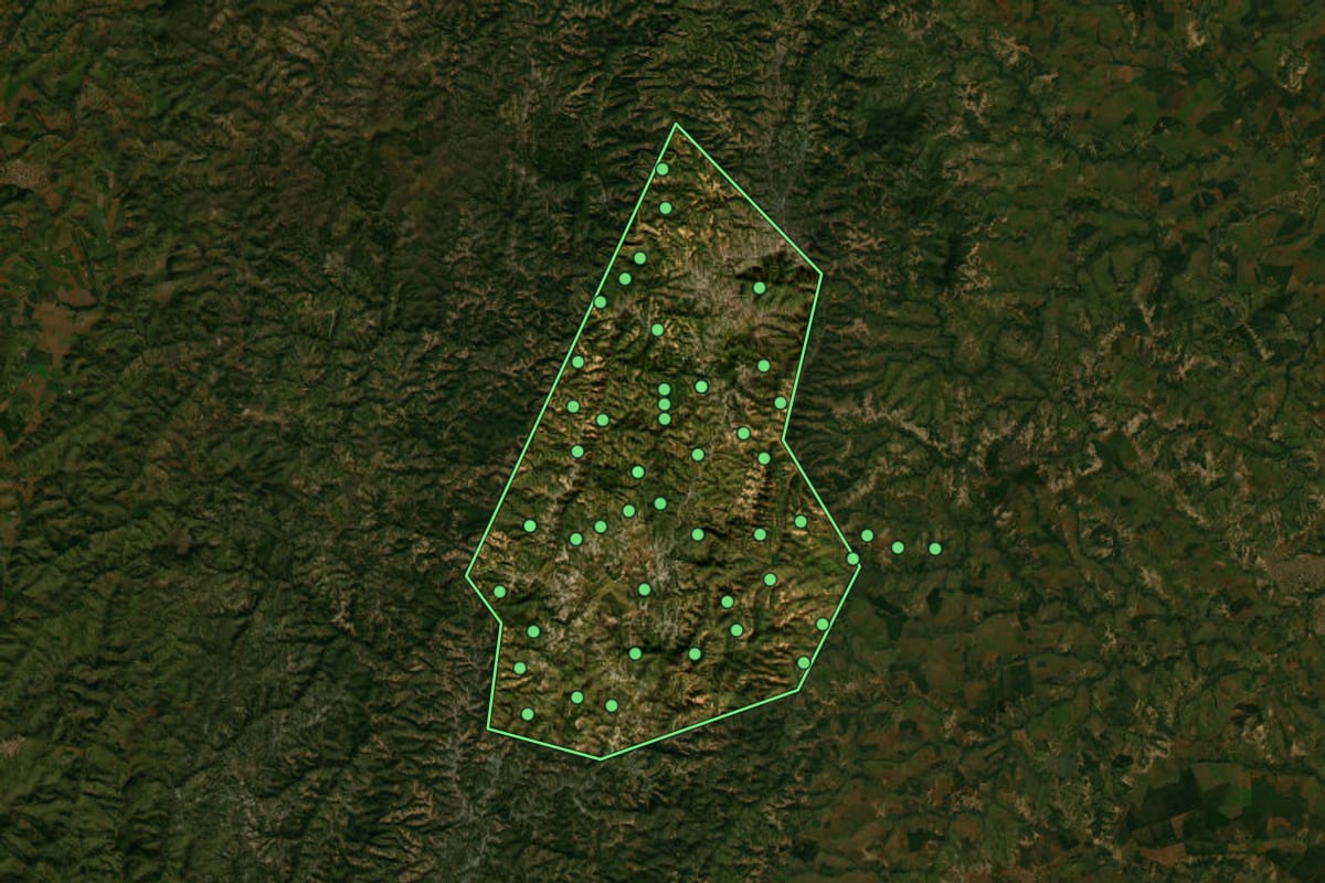 Imagem de satélite de Cedro do Abaeté (MG), com o contorno do município e a posição dos imóveis desta página.