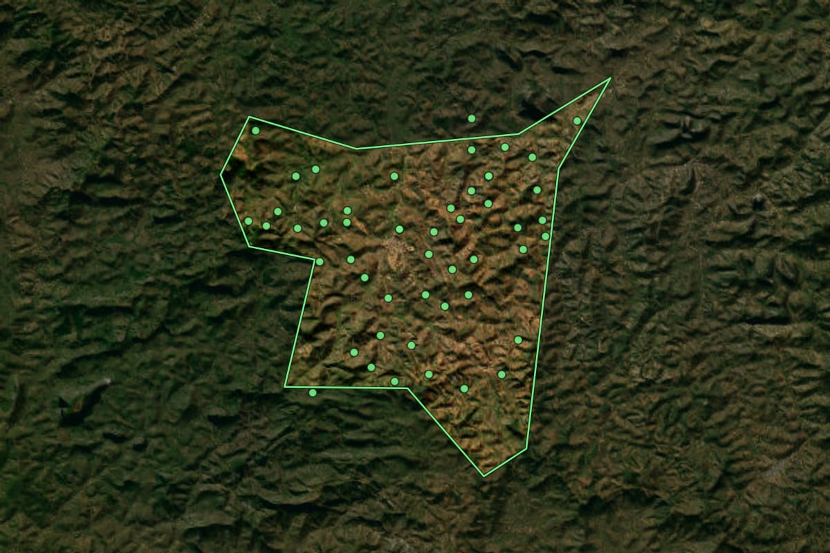 Imagem de satélite de Central de Minas (MG), com o contorno do município e a posição dos imóveis desta página.