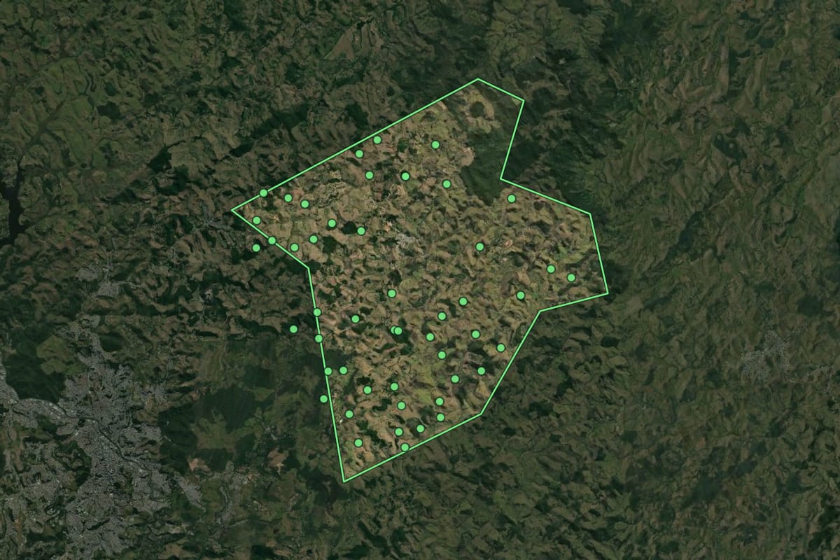 Imagem de satélite de Chácara (MG), com o contorno do município e a posição dos imóveis desta página.