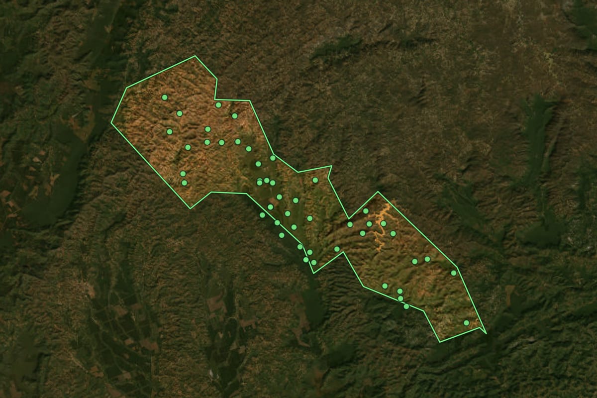 Imagem de satélite de Chapada do Norte (MG), com o contorno do município e a posição dos imóveis desta página.
