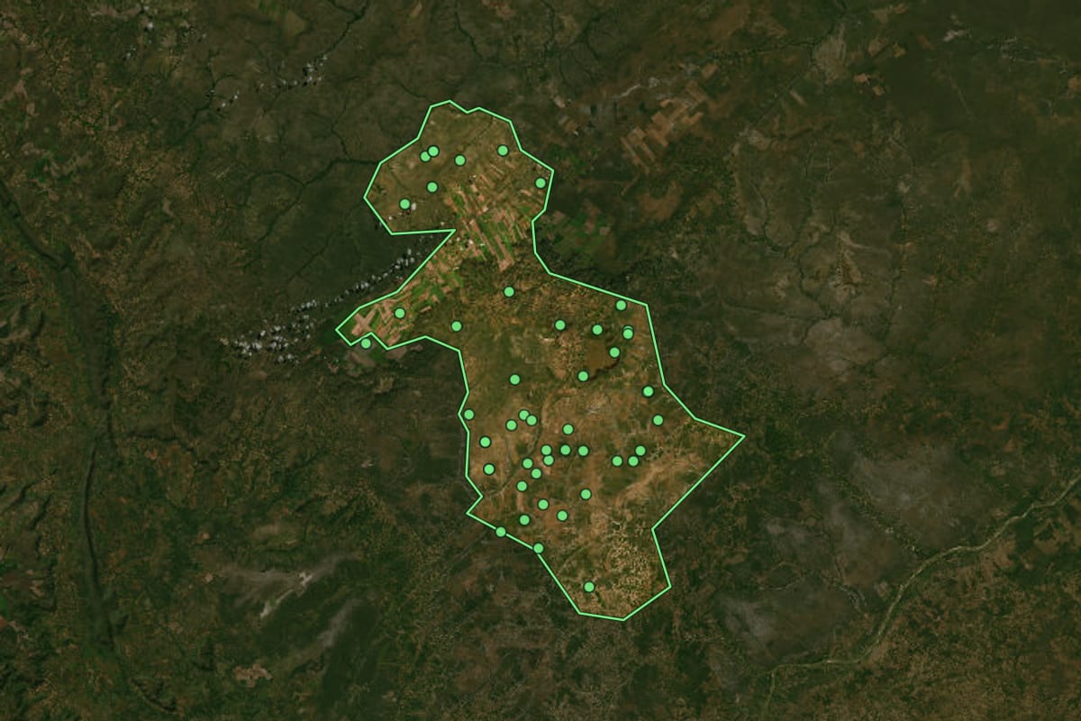 Imagem de satélite de Chapada Gaúcha (MG), com o contorno do município e a posição dos imóveis desta página.