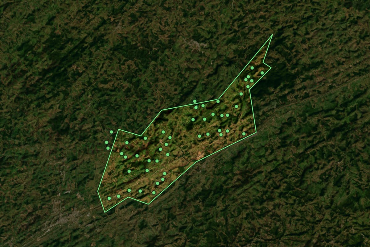 Imagem de satélite de Chiador (MG), com o contorno do município e a posição dos imóveis desta página.