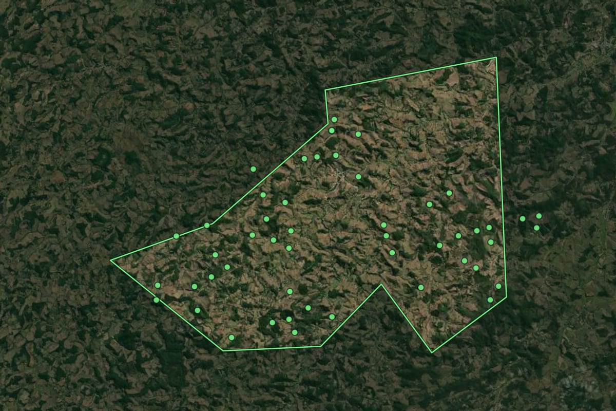 Imagem de satélite de Cipotânea (MG), com o contorno do município e a posição dos imóveis desta página.
